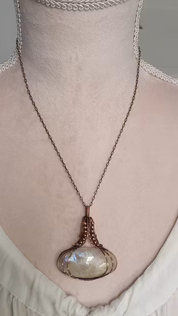 Halsband Swirly Pearls i koppar med belomorite månsten