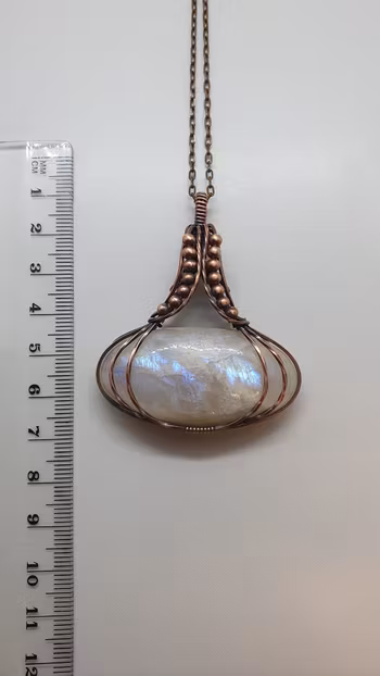 Halsband Swirly Pearls i koppar med belomorite månsten