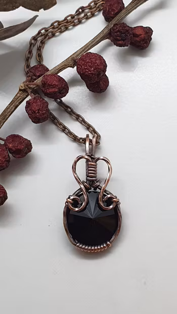 (Sålt) Halsband Swirly i koppar med Jet Swarovski kristall