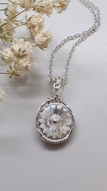 Halsband Simple Swirl i 925 sterlingsilver med Crystal Clear Swarovski kristall