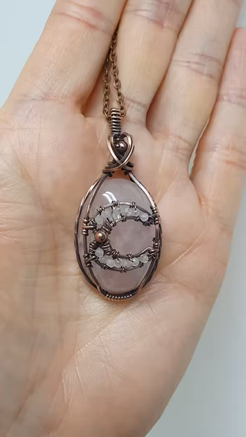 Halsband Magical Moon i koppar med rosenkvarts