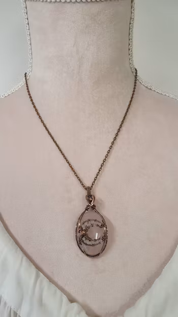 Halsband Magical Moon i koppar med rosenkvarts