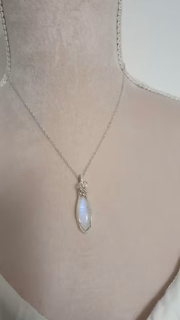 Halsband Classic Curves i 925 sterlingsilver med regnbågsmånsten