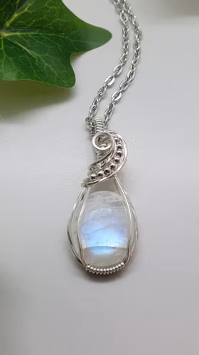Halsband Swirly Pearls i 925 sterlingsilver med regnbågsmånsten