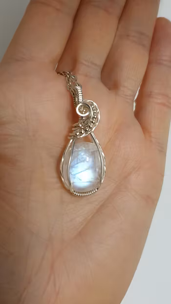 Halsband Swirly Pearls i 925 sterlingsilver med regnbågsmånsten