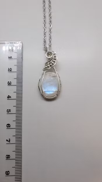 Halsband Swirly Pearls i 925 sterlingsilver med regnbågsmånsten
