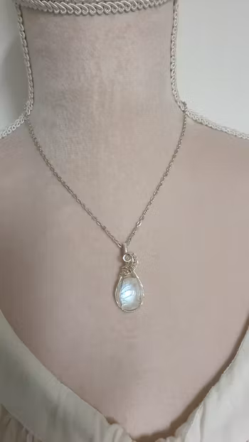 Halsband Swirly Pearls i 925 sterlingsilver med regnbågsmånsten