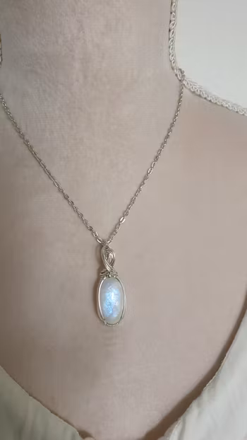 Halsband Classic Curves i 925 sterlingsilver med regnbågsmånsten