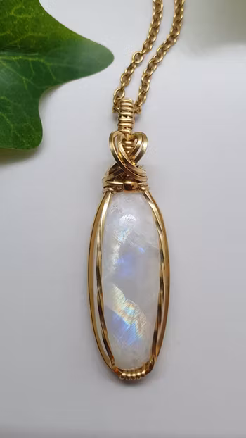 Halsband Classic Curves i mässing med regnbågsmånsten