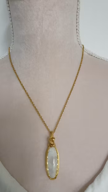 Halsband Classic Curves i mässing med regnbågsmånsten