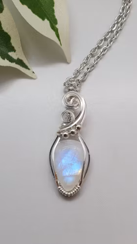 Halsband Luscious Loops Pearls i 925 sterlingsilver med regnbågsmånsten