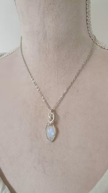 Halsband Luscious Loops Pearls i 925 sterlingsilver med regnbågsmånsten