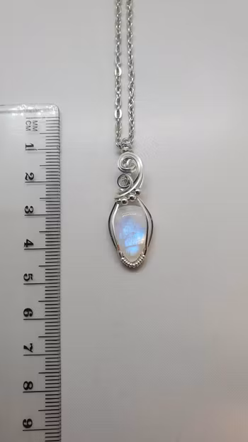 Halsband Luscious Loops Pearls i 925 sterlingsilver med regnbågsmånsten