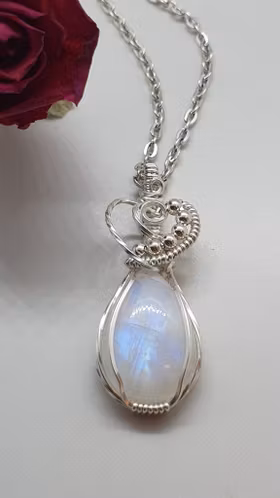 Halsband Swirly Heart i 925 sterlingsilver med regnbågsmånsten