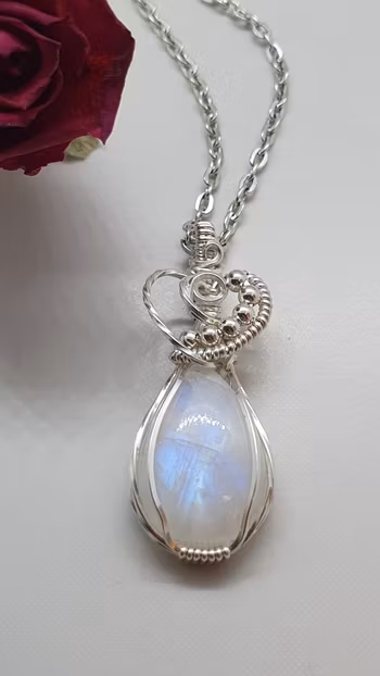 Halsband Swirly Heart i 925 sterlingsilver med regnbågsmånsten