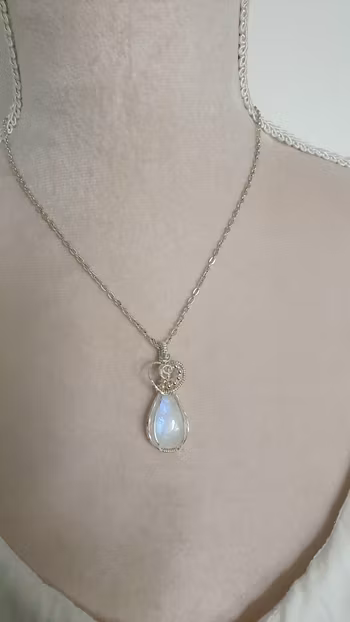 Halsband Swirly Heart i 925 sterlingsilver med regnbågsmånsten