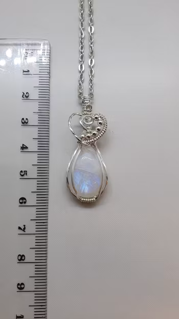 Halsband Swirly Heart i 925 sterlingsilver med regnbågsmånsten