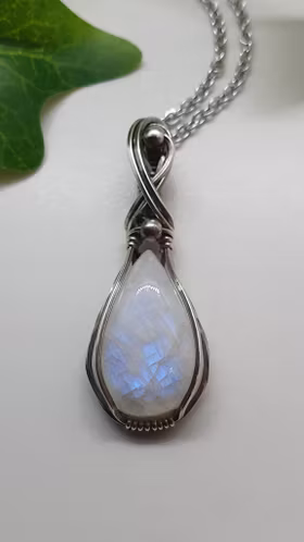 Halsband Swirly Pearls i 925 sterlingsilver med regnbågsmånsten