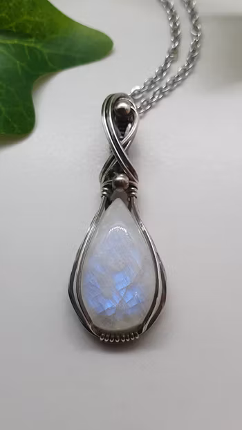 Halsband Swirly Pearls i 925 sterlingsilver med regnbågsmånsten