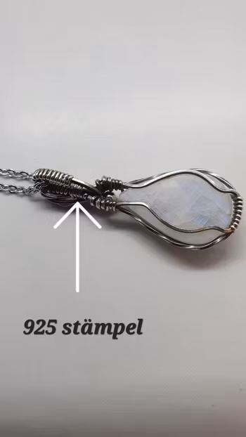 Halsband Swirly Pearls i 925 sterlingsilver med regnbågsmånsten