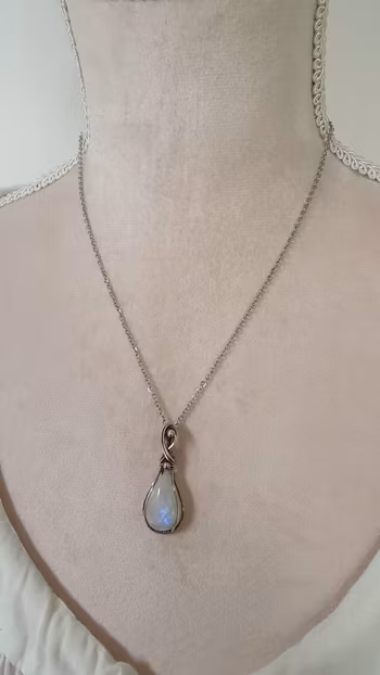 Halsband Swirly Pearls i 925 sterlingsilver med regnbågsmånsten