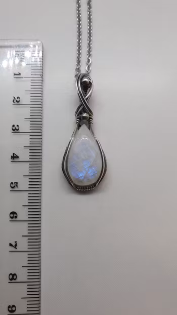 Halsband Swirly Pearls i 925 sterlingsilver med regnbågsmånsten