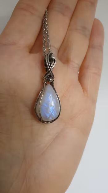 Halsband Swirly Pearls i 925 sterlingsilver med regnbågsmånsten