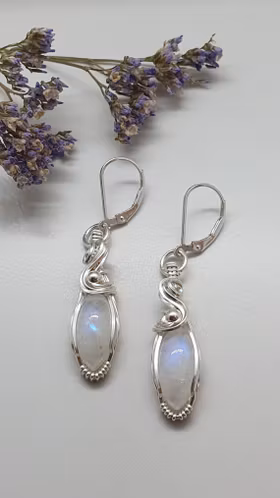 Örhängen Swirly Pearls i 925 sterlingsilver med regnbågsmånstenar