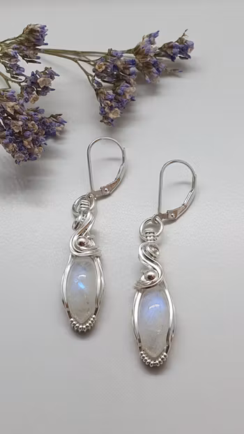 Örhängen Swirly Pearls i 925 sterlingsilver med regnbågsmånstenar