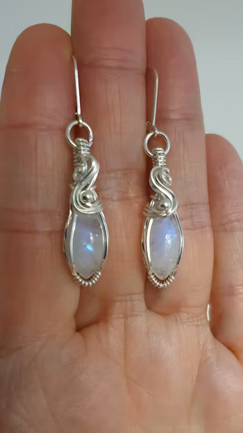 Örhängen Swirly Pearls i 925 sterlingsilver med regnbågsmånstenar