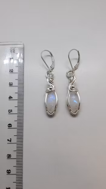 Örhängen Swirly Pearls i 925 sterlingsilver med regnbågsmånstenar
