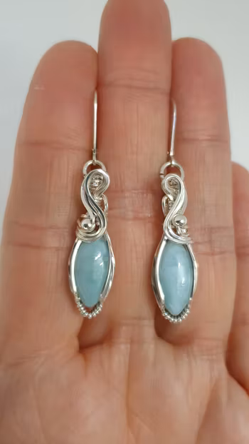 Örhängen Swirly Pearls i 925 sterlingsilver med larimar