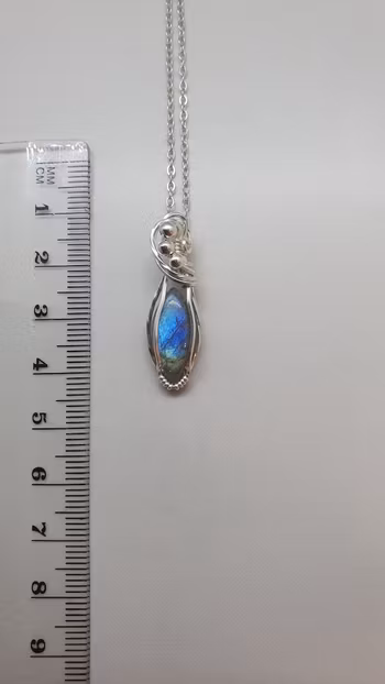 Halsband Swirly Pearls i 925 sterlingsilver med labradorit
