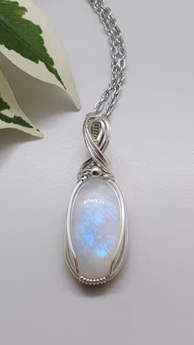 Halsband Classic Curves i 925 sterlingsilver med regnbågsmånsten
