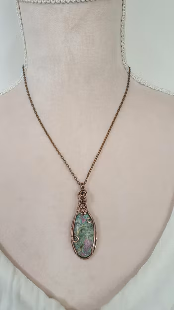 Halsband Luscious Flower i koppar med rubin i fuchsit