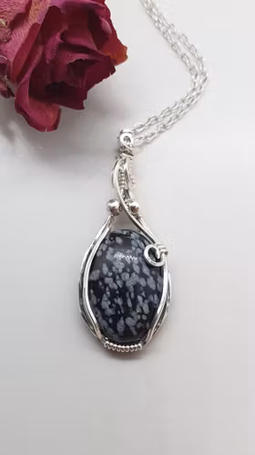 Halsband Swirly Pearls i 925 sterlingsilver med snöflingeobsidian