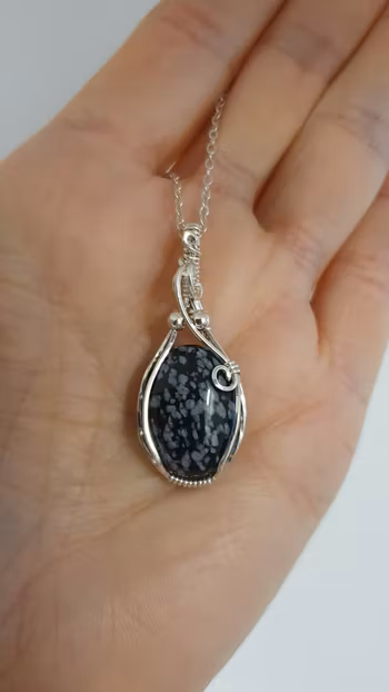 Halsband Swirly Pearls i 925 sterlingsilver med snöflingeobsidian
