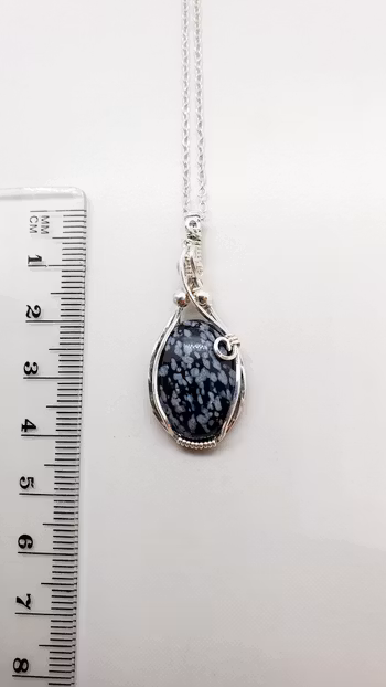 Halsband Swirly Pearls i 925 sterlingsilver med snöflingeobsidian
