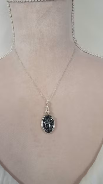 Halsband Swirly Pearls i 925 sterlingsilver med snöflingeobsidian