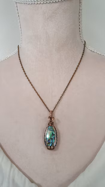 Halsband Classic Curves Pearls i koppar med paua snäcka