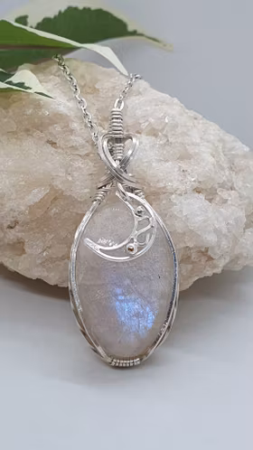 Halsband Magic Moon i 925 sterlingsilver med belomorite månsten
