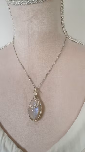 Halsband Magic Moon i 925 sterlingsilver med belomorite månsten