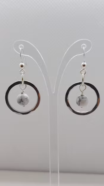 Örhängen Cirkel i 925 sterlingsilver med howlitpärlor