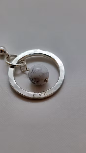 Örhängen Cirkel i 925 sterlingsilver med howlitpärlor