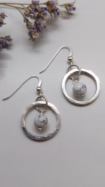 Örhängen Cirkel i 925 sterlingsilver med howlitpärlor