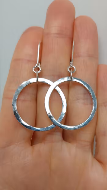 Örhängen Cirkel hamrade i 925 sterlingsilver