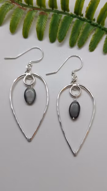 Örhängen Omvänd Droppe i 925 sterlingsilver med grå agat