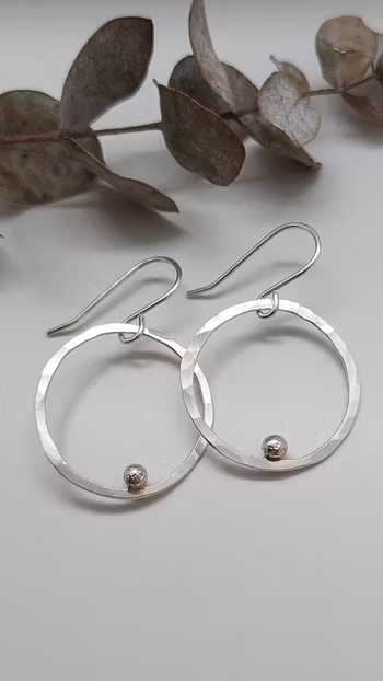 Örhängen Cirkel i 925 sterlingsilver med små silverkulor