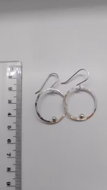 Örhängen Cirkel i 925 sterlingsilver med små silverkulor