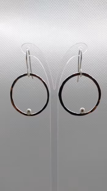 Örhängen Cirkel i 925 sterlingsilver med små silverkulor
